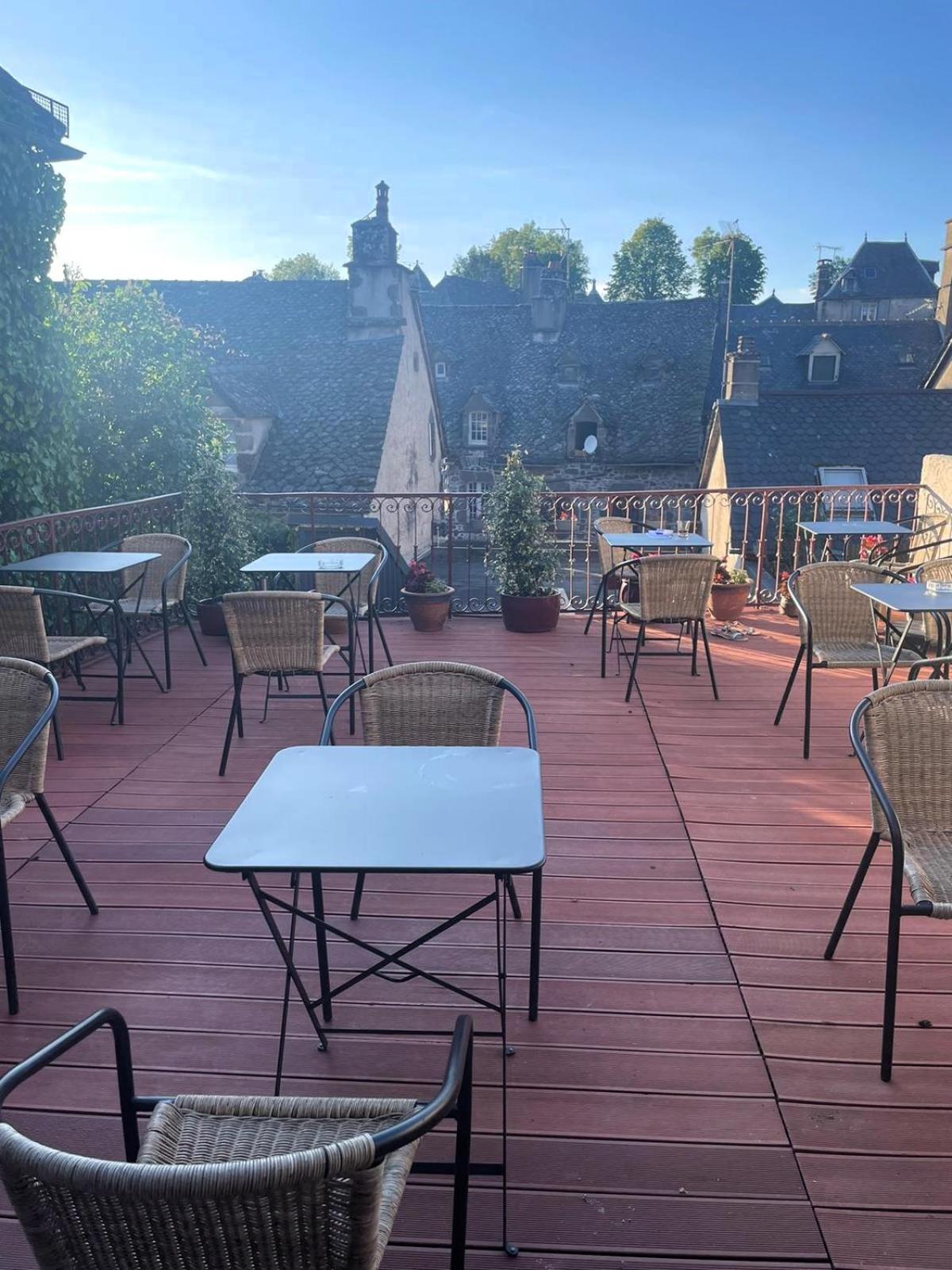 Hotel Restaurant Le Beffroi Salers Exterior foto