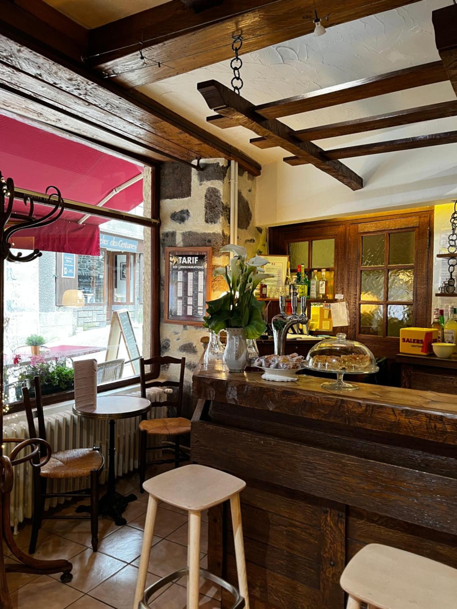 Hotel Restaurant Le Beffroi Salers Exterior foto